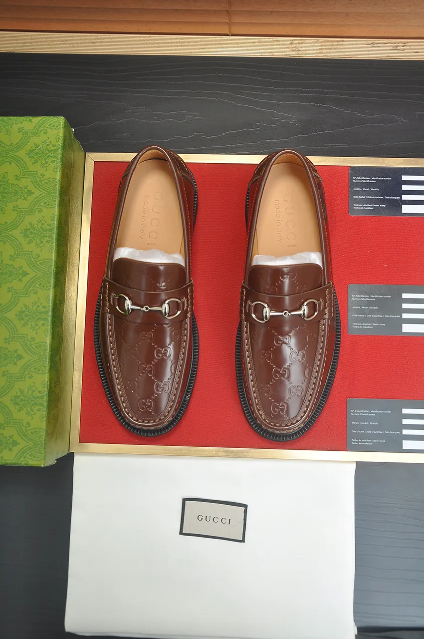 Men's shoes💰560💶Italy's top luxury men's shoe giant (GUCCI) (Gucci) (full cowhide lining) new arrival🍃Original European style🔰 Pleasant to the eye😍In order to make the shoes more durable and non-deformable🌀The production continues to follow traditional methods but there is still no lack of innovation💪Choose original sheepskin for the leather♻️ Smooth and natural And extra bright ⭐Made of imported cowhide, the first choice of rich people 38-45 (45 customized)